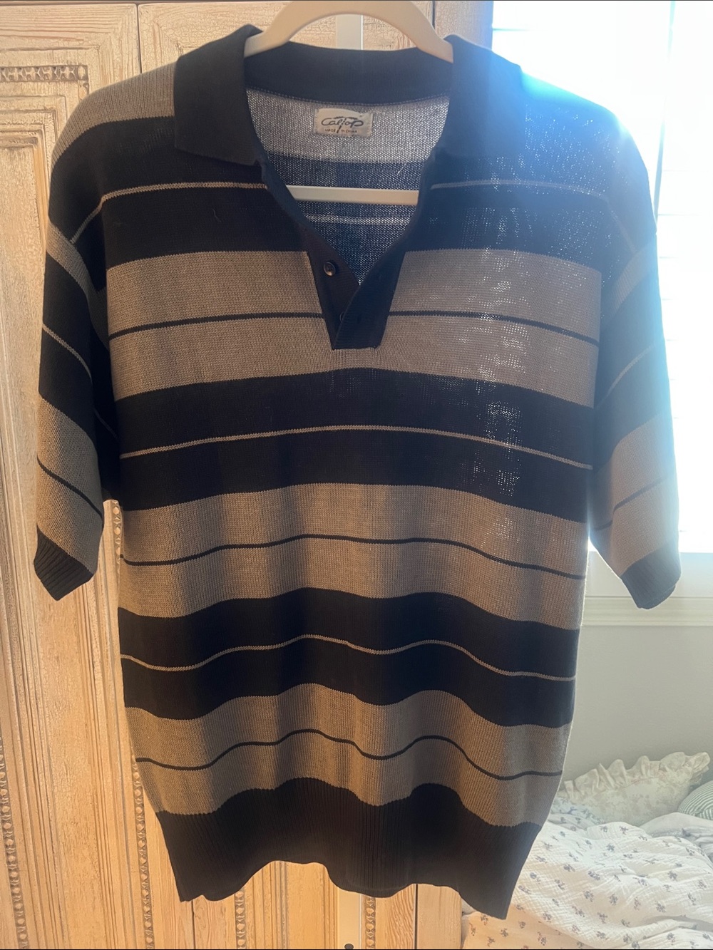 Men's V-Neck Short-Sleeve Sweater in Black and Tan